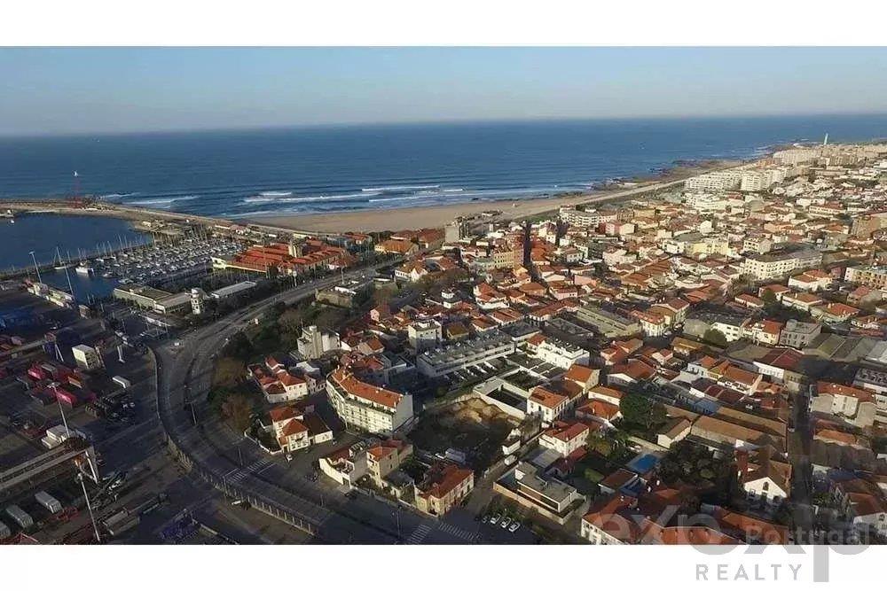 Moradia T3 com 3 suites com 364m² e 214m² de espaço exterior em Leça da Palmeira, Portugal