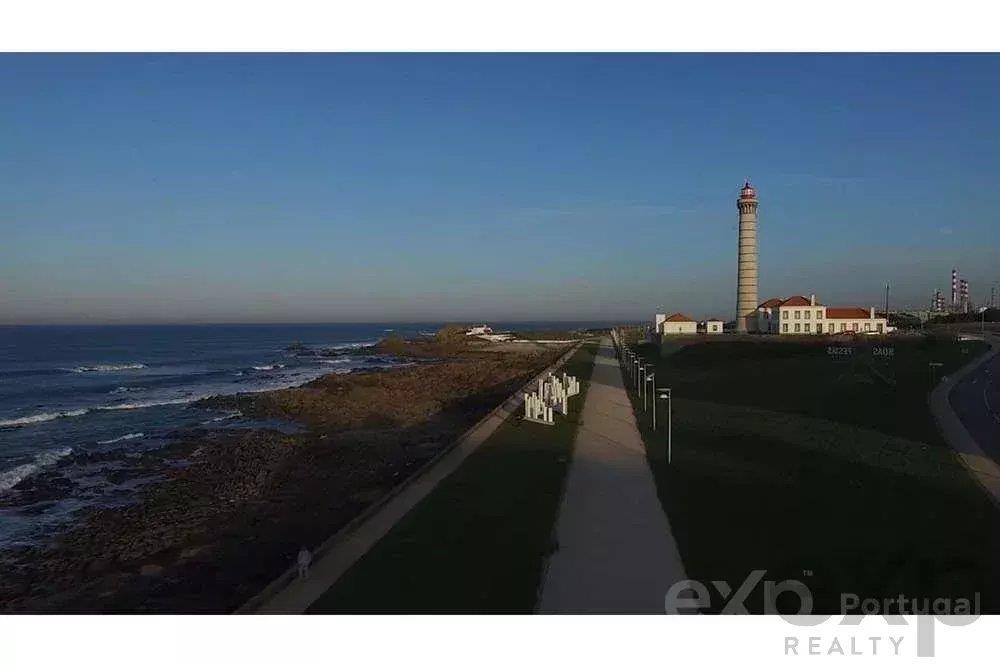 Moradia T3 com 3 suites com 364m² e 214m² de espaço exterior em Leça da Palmeira, Portugal