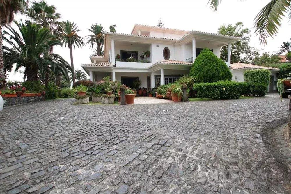 Exquisite Living, Timeless Beauty & Abundant Space: A Unique Historical 17th Century Manor Home Full