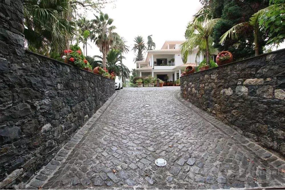 Exquisite Living, Timeless Beauty & Abundant Space: A Unique Historical 17th Century Manor Home Full