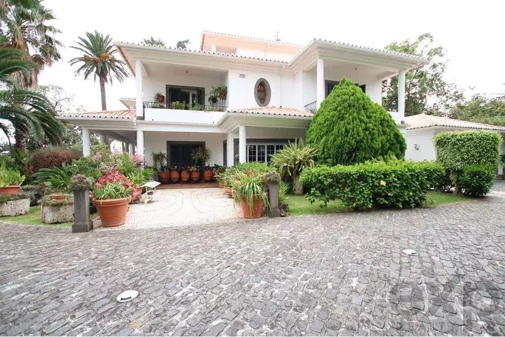Exquisite Living, Timeless Beauty & Abundant Space: A Unique Historical 17th Century Manor Home Full
