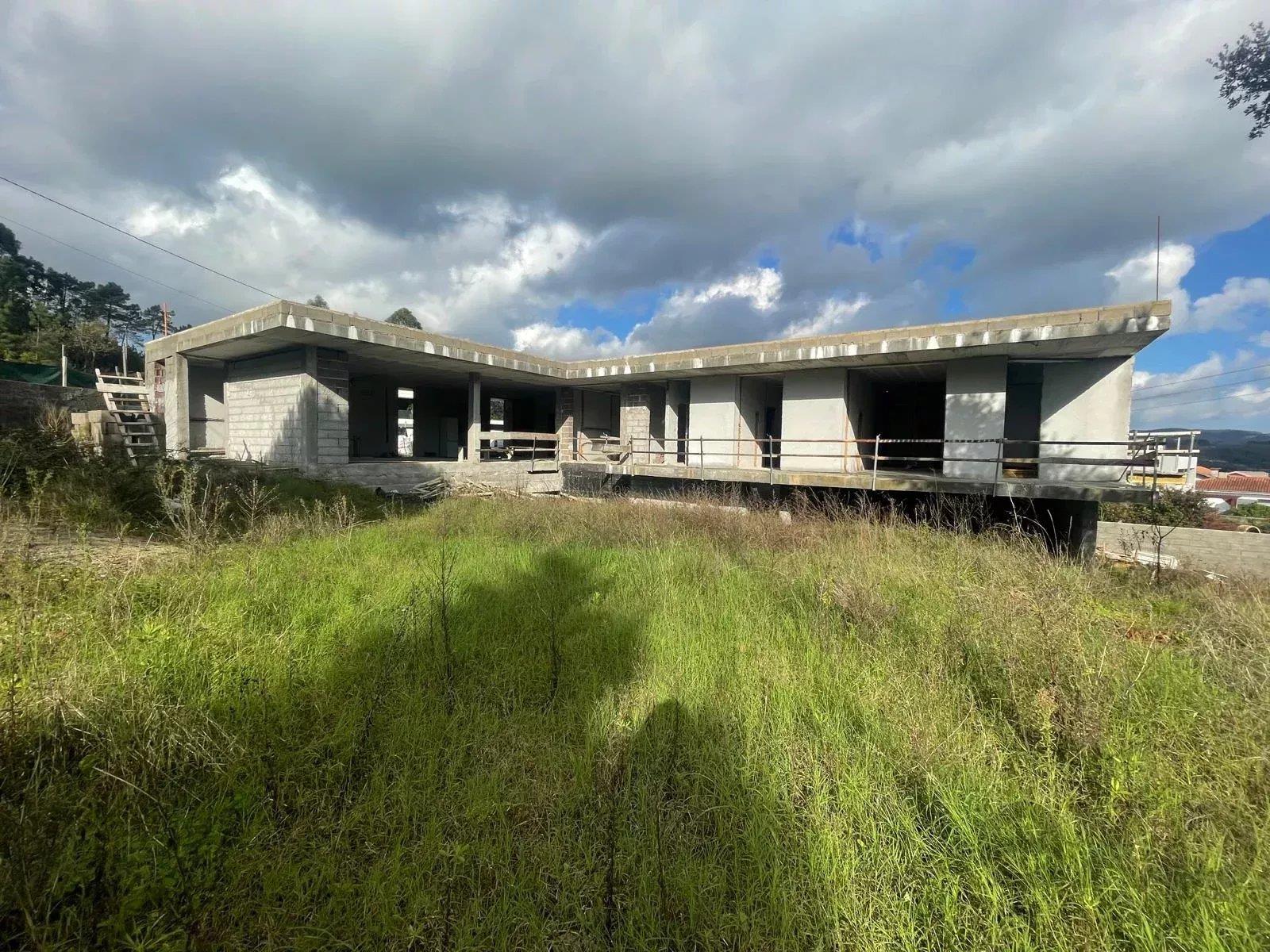 Plot Of Land For Single Storey House - 3 Suites - Garage - Swimming Pool