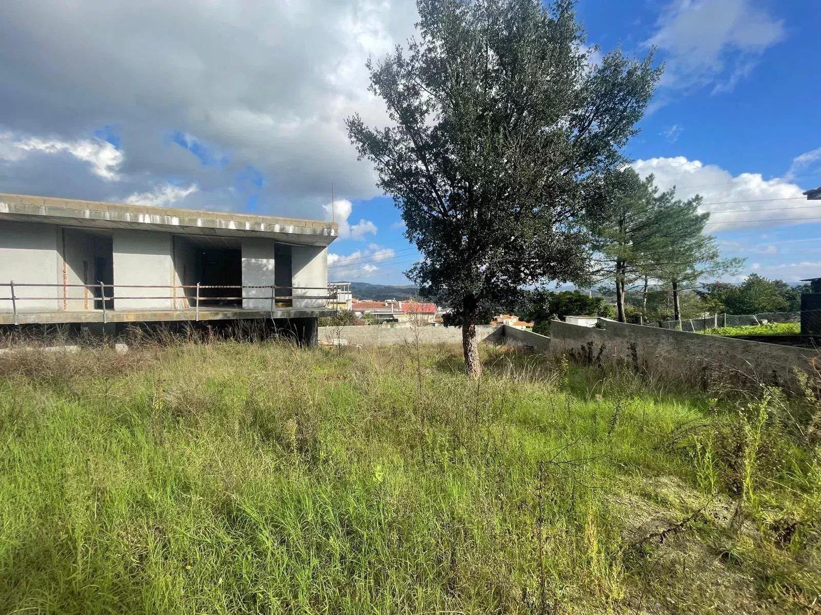 Plot Of Land For Single Storey House - 3 Suites - Garage - Swimming Pool