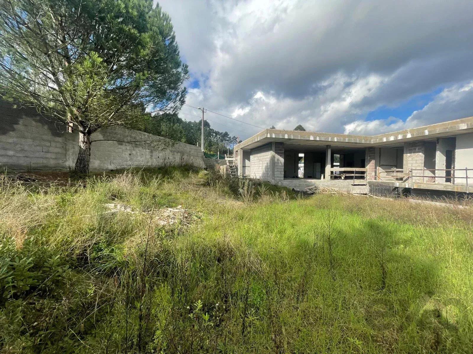 Plot Of Land For Single Storey House - 3 Suites - Garage - Swimming Pool