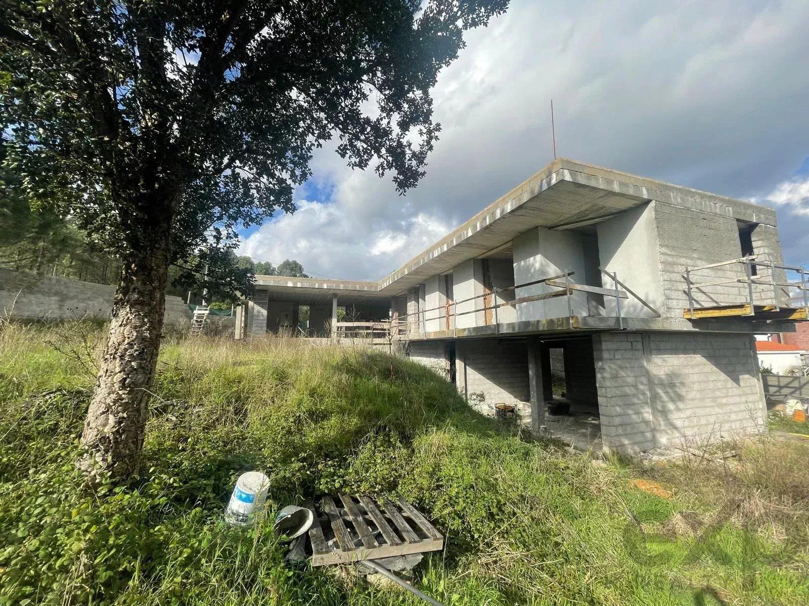 Plot Of Land For Single Storey House - 3 Suites - Garage - Swimming Pool