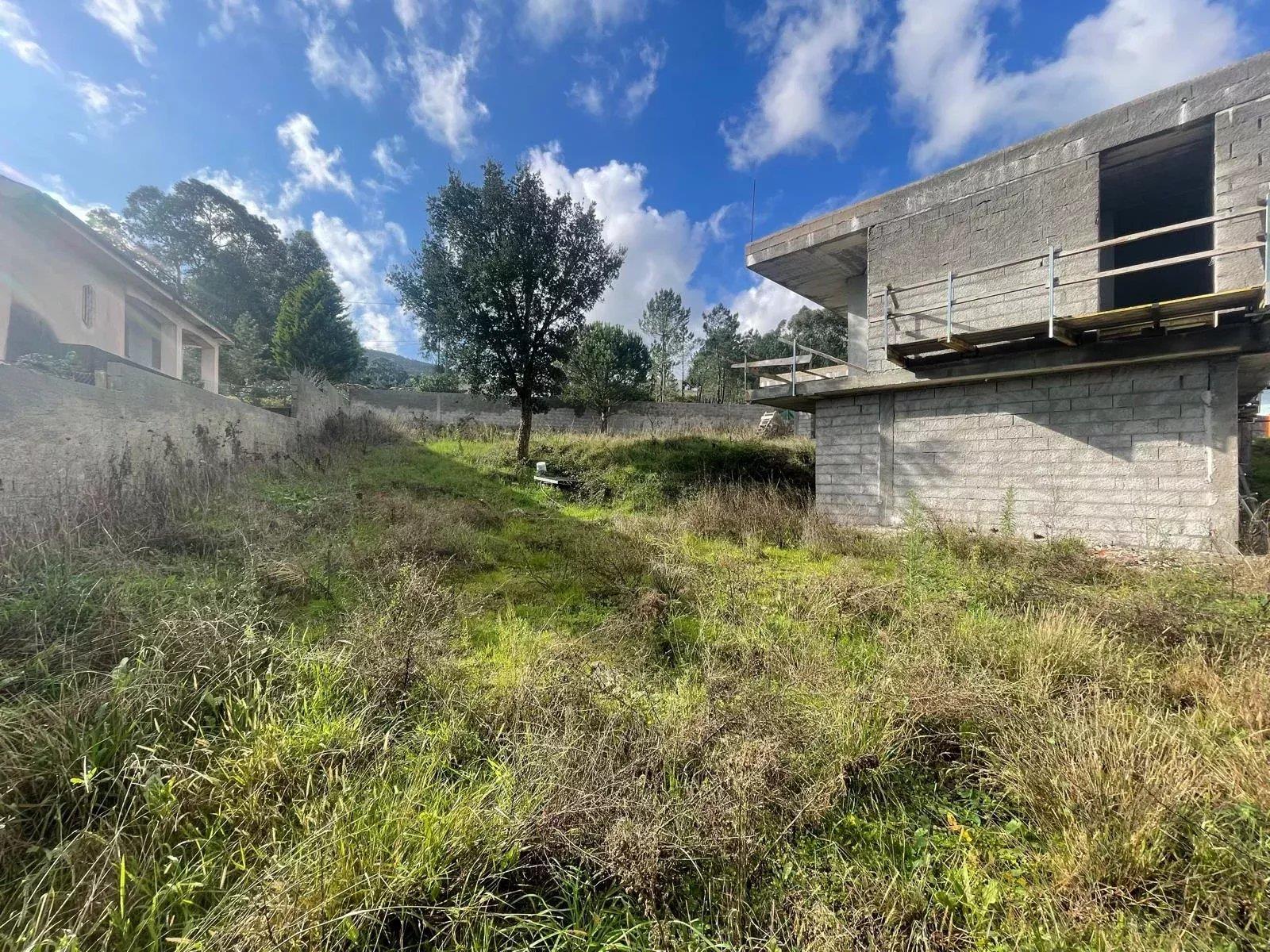 Plot Of Land For Single Storey House - 3 Suites - Garage - Swimming Pool
