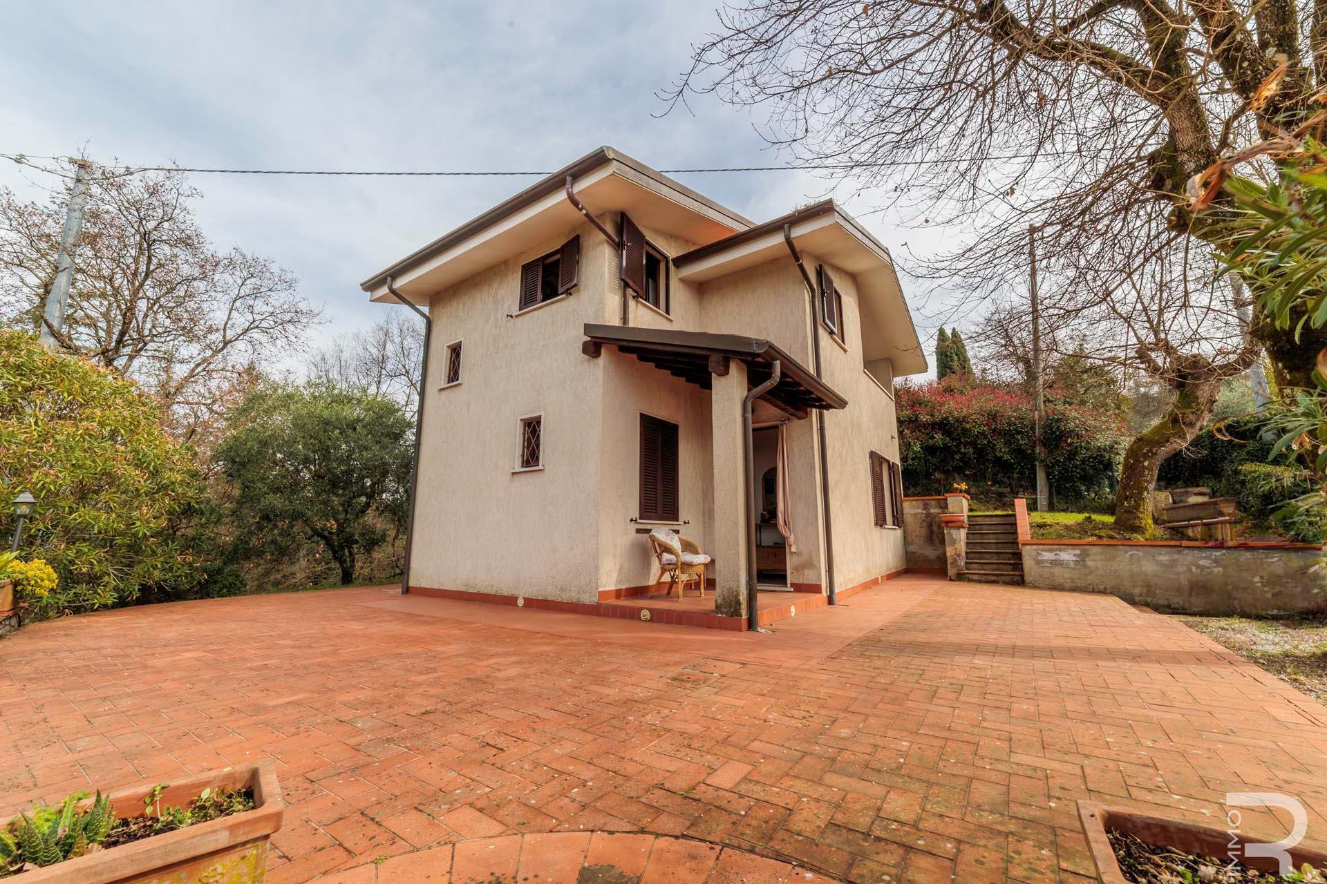 Fascinerende villa mellom fjellene og havet