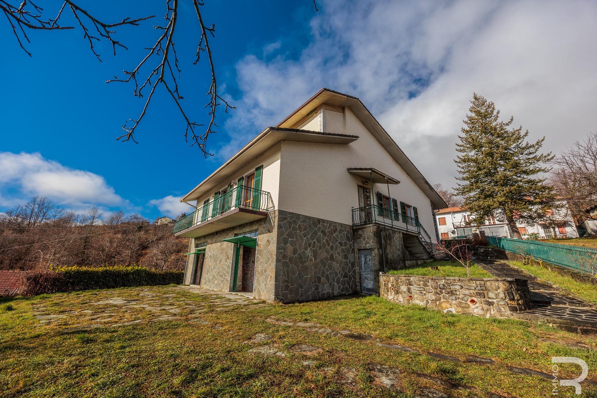 Просторна вила между планините и морето