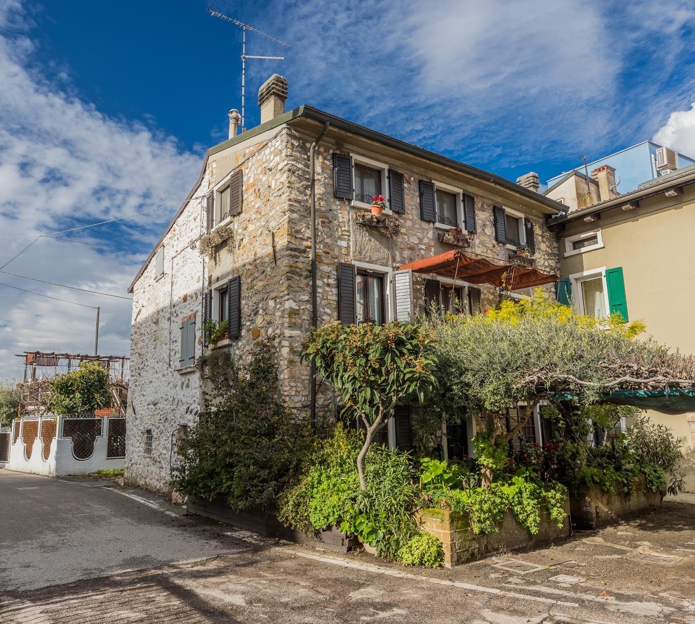 Rohový radový dom na jedinečnom mieste