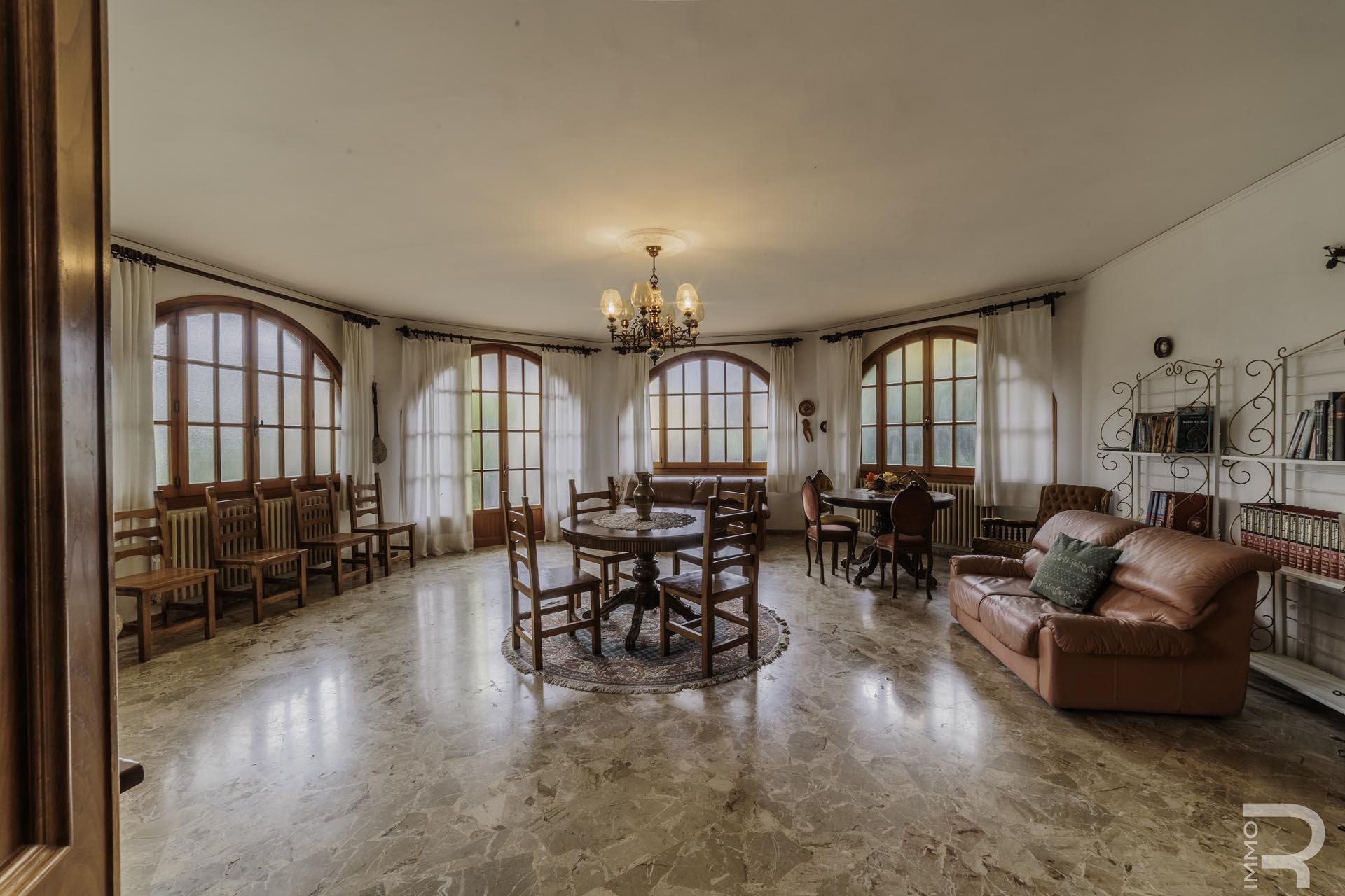 ווילה מוארת עם גן רחב