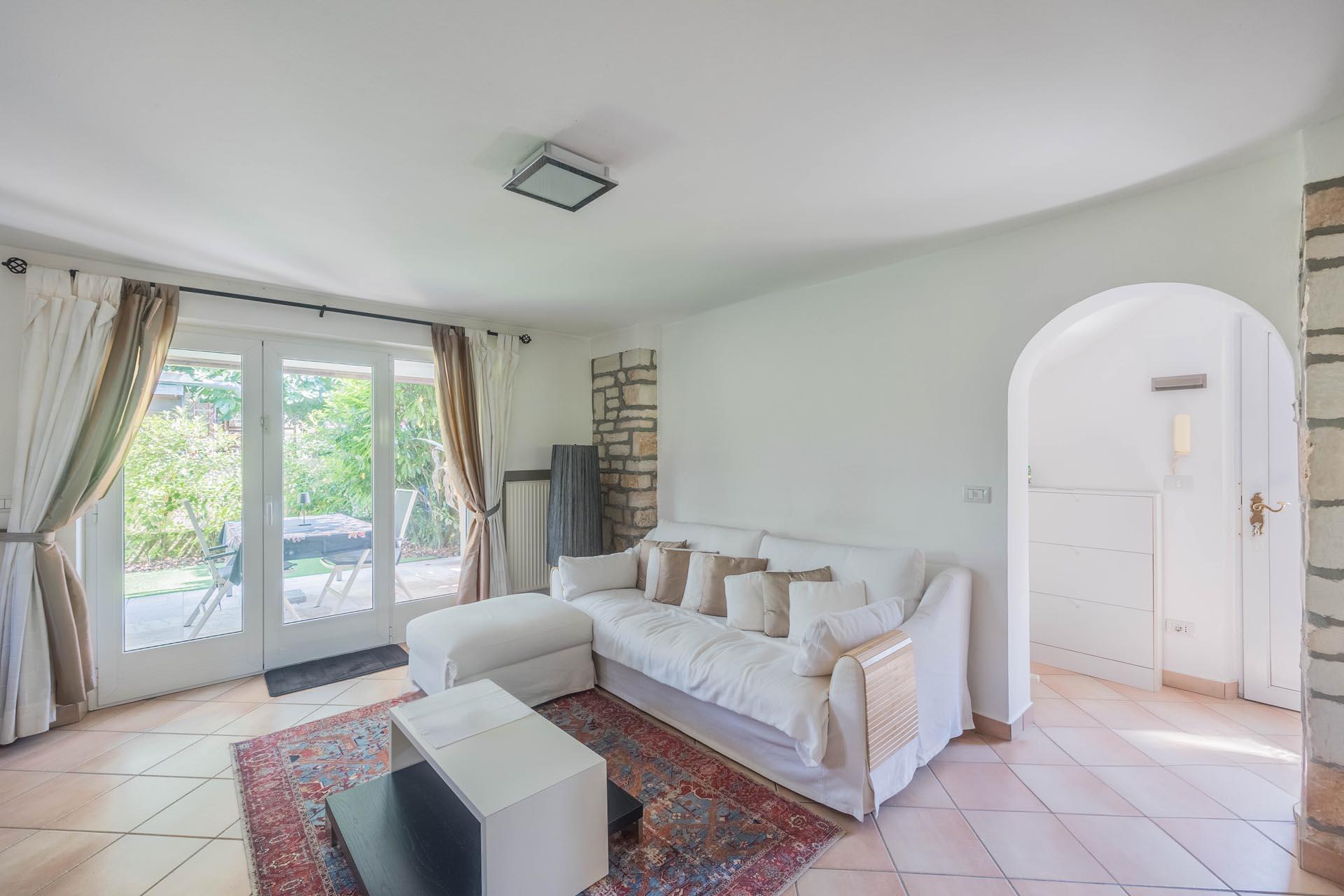 Unique apartment with garden near the lake