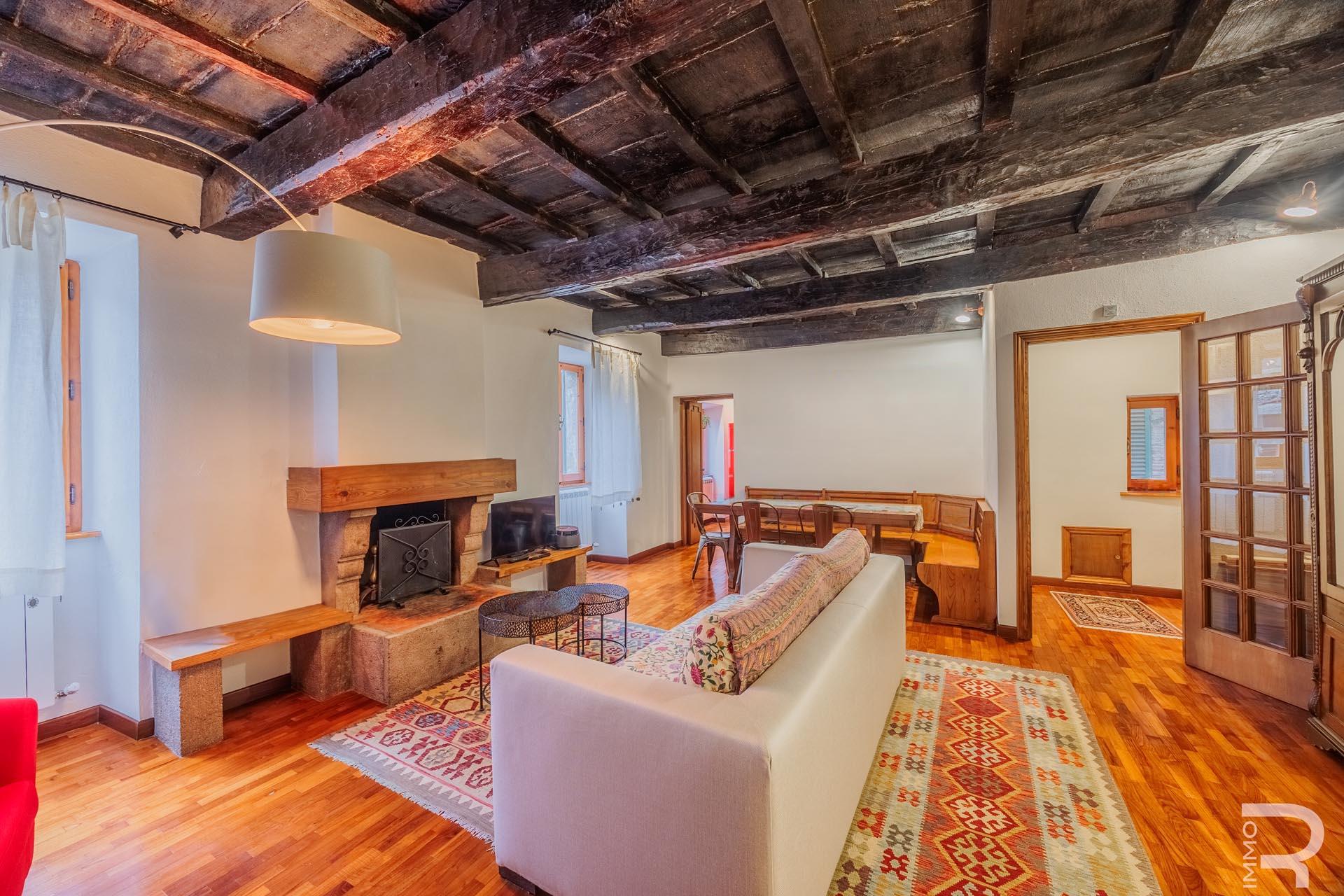 Добре поддържан апартамент в центъра