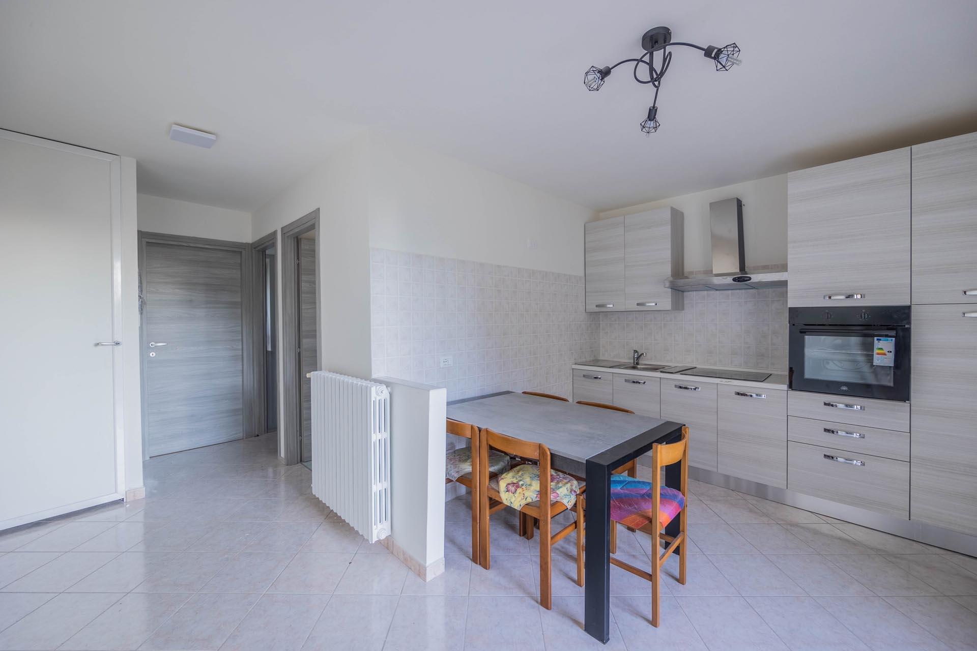 Светъл апартамент с градина