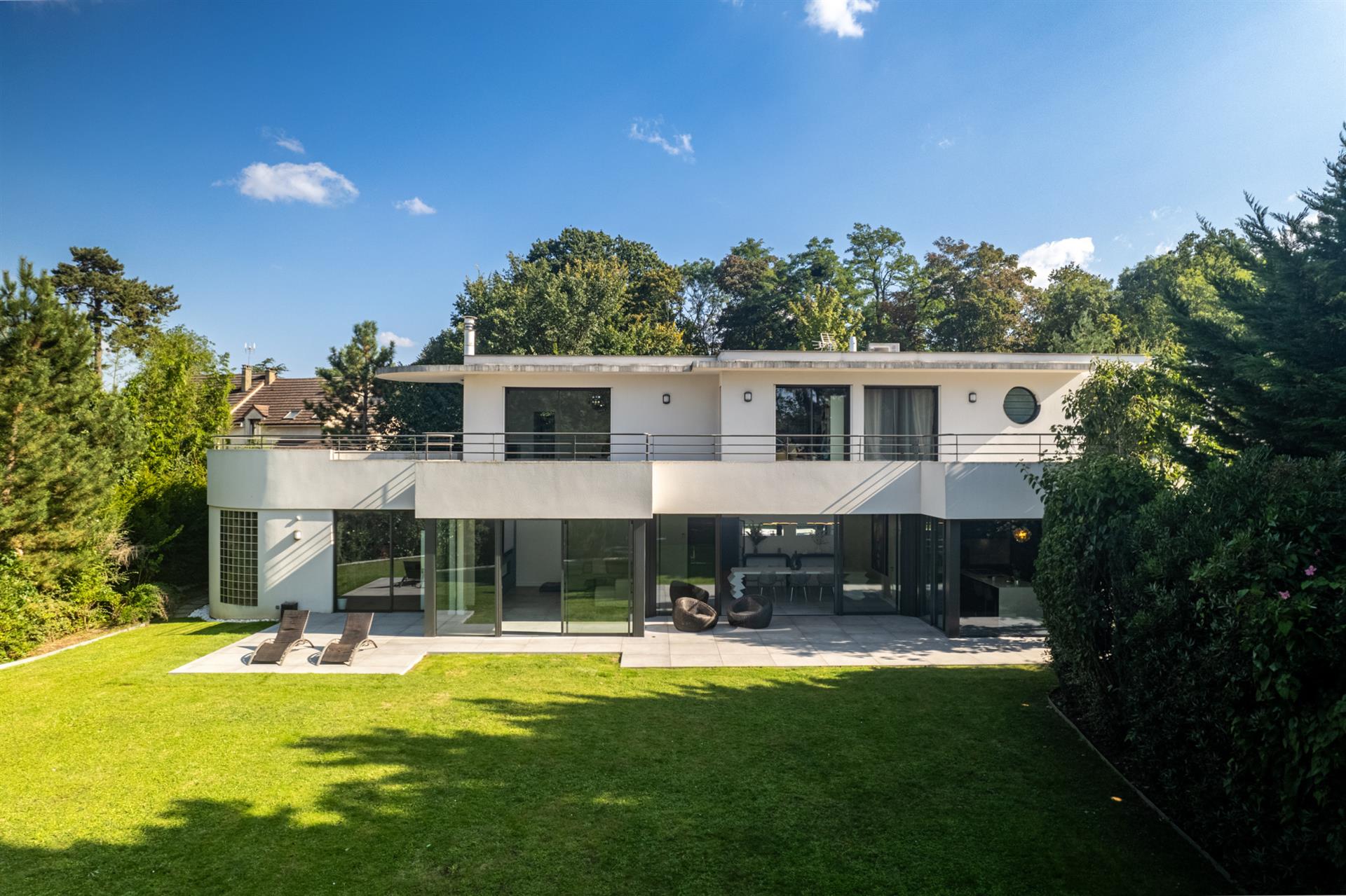 518M2 Californian villa with indoor pool and cinema room