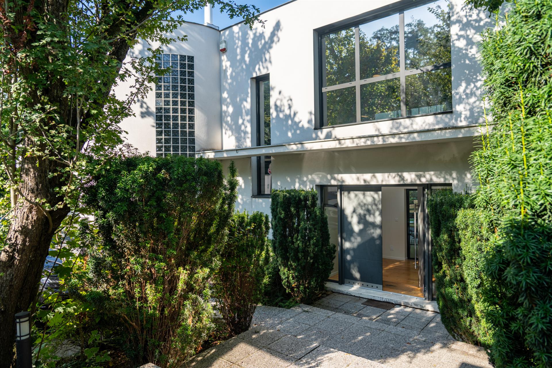 518M2 Californian villa with indoor pool and cinema room