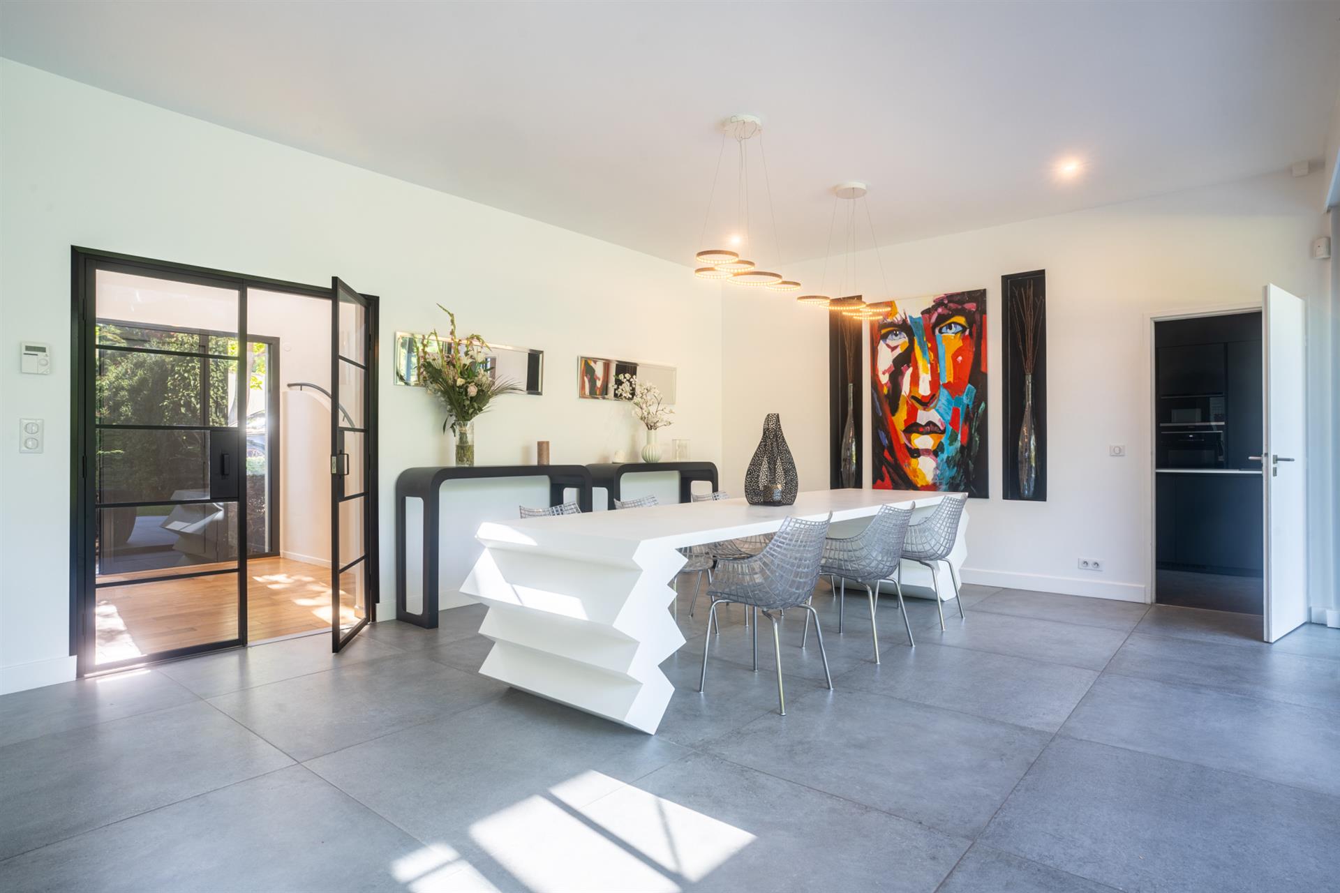 518M2 Californian villa with indoor pool and cinema room