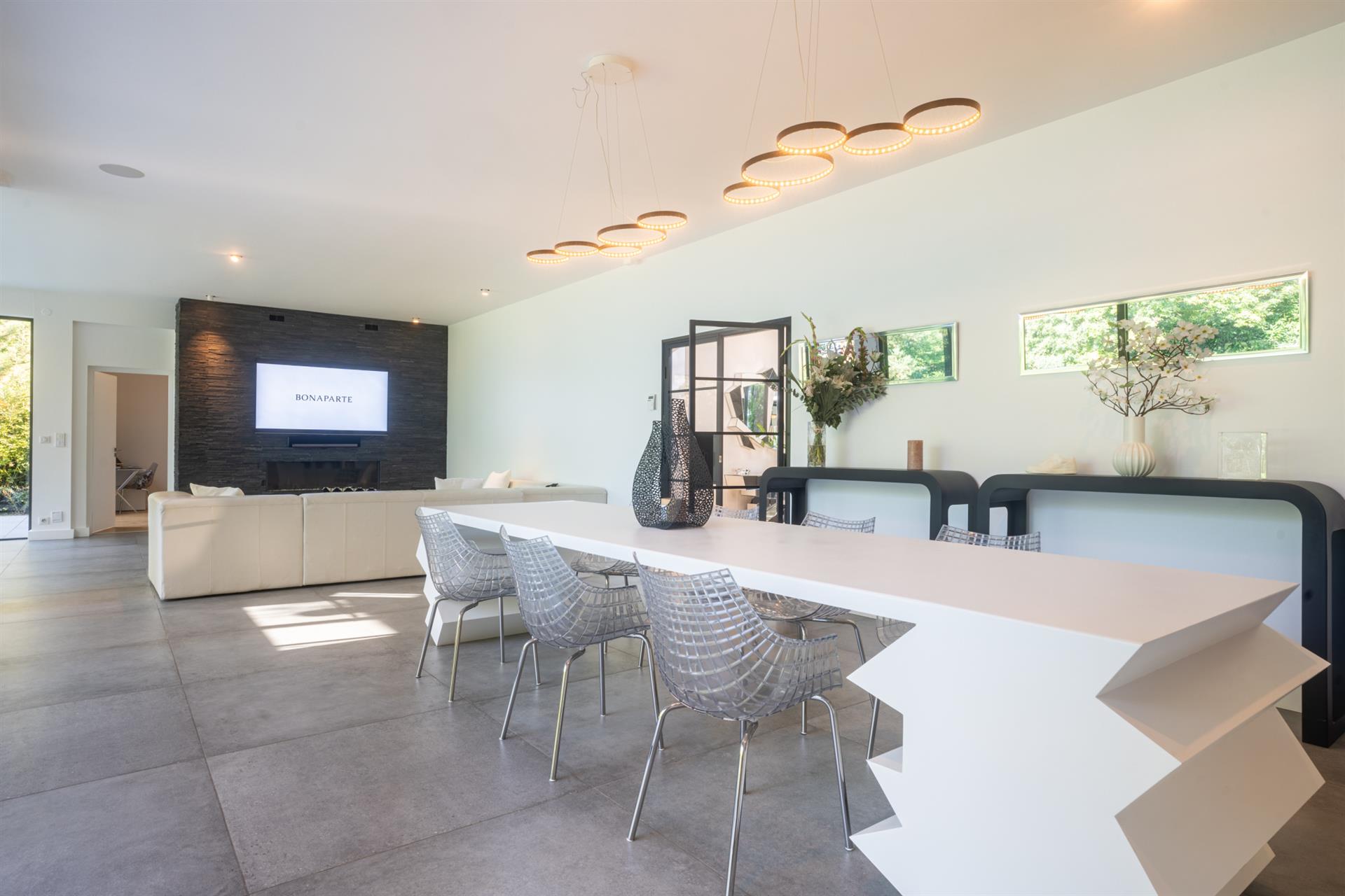 518M2 Californian villa with indoor pool and cinema room