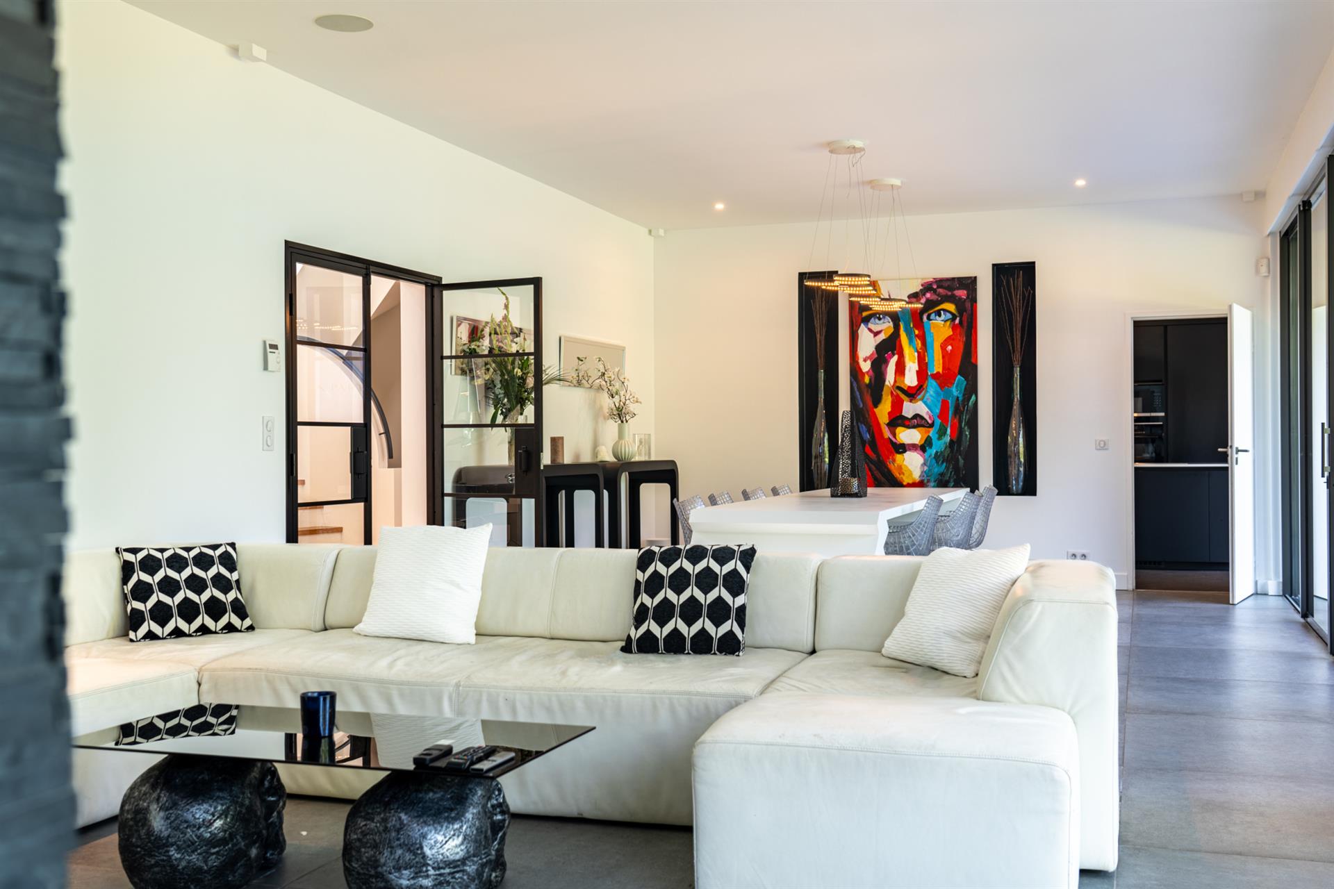 518M2 Californian villa with indoor pool and cinema room