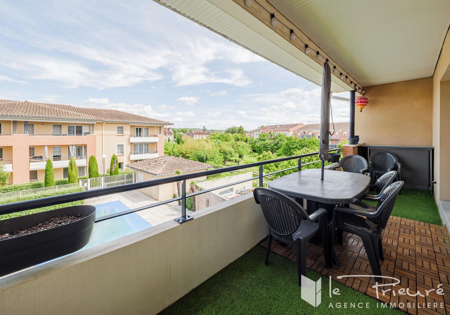 Bright T3 Madeleine district, with large terrace, 2 secure parking lots, quiet and good residence