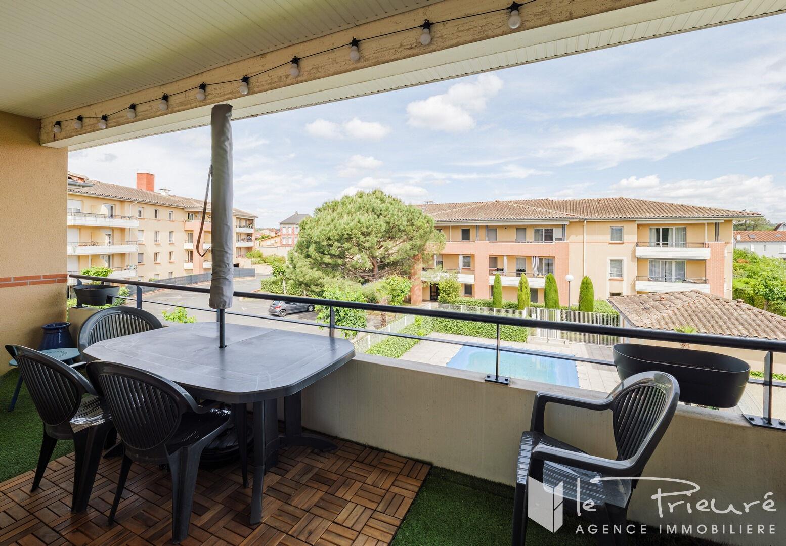 Bright T3 Madeleine district, with large terrace, 2 secure parking lots, quiet and good residence