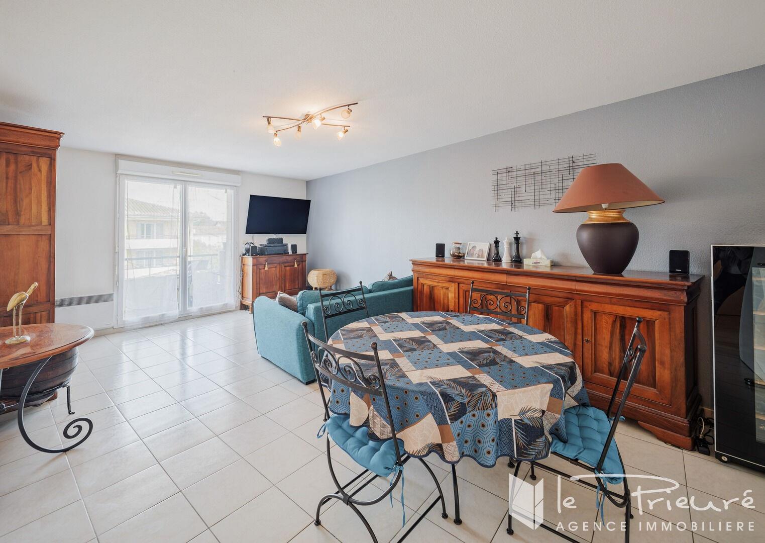 Bright T3 Madeleine district, with large terrace, 2 secure parking lots, quiet and good residence