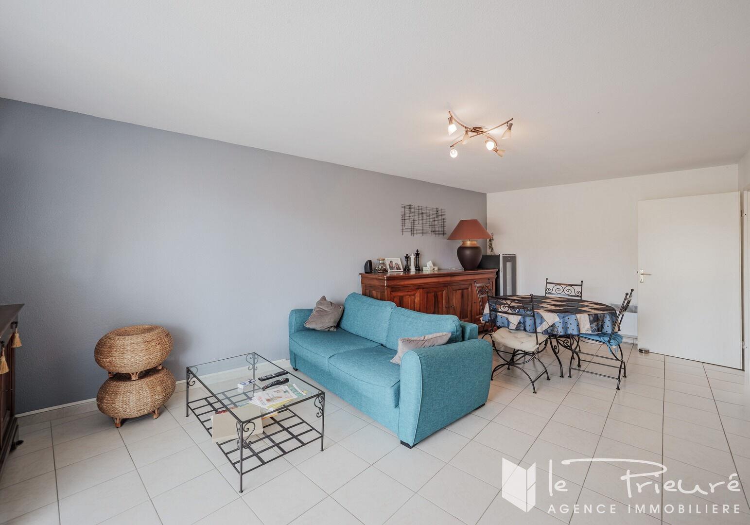 Bright T3 Madeleine district, with large terrace, 2 secure parking lots, quiet and good residence