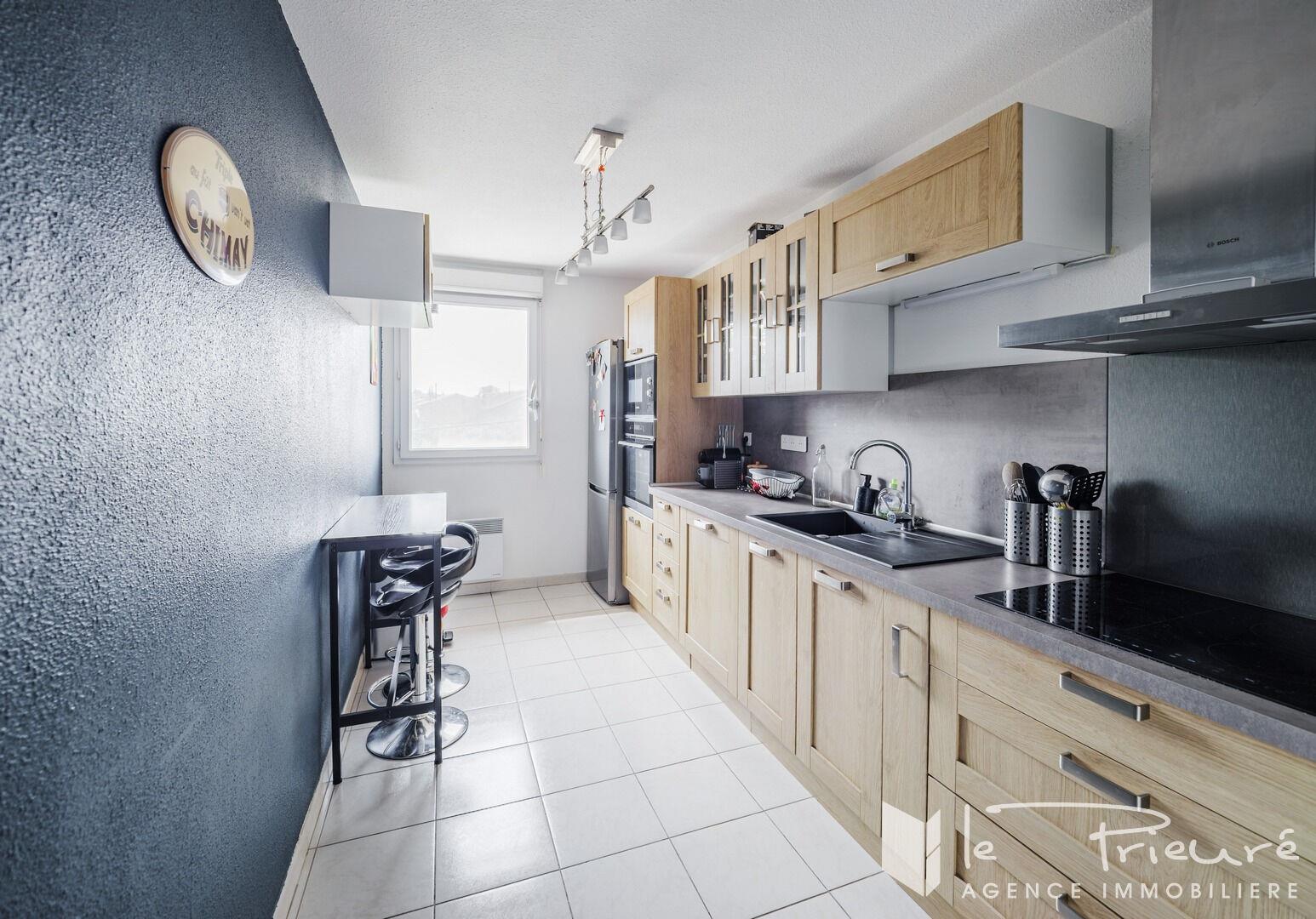 Bright T3 Madeleine district, with large terrace, 2 secure parking lots, quiet and good residence