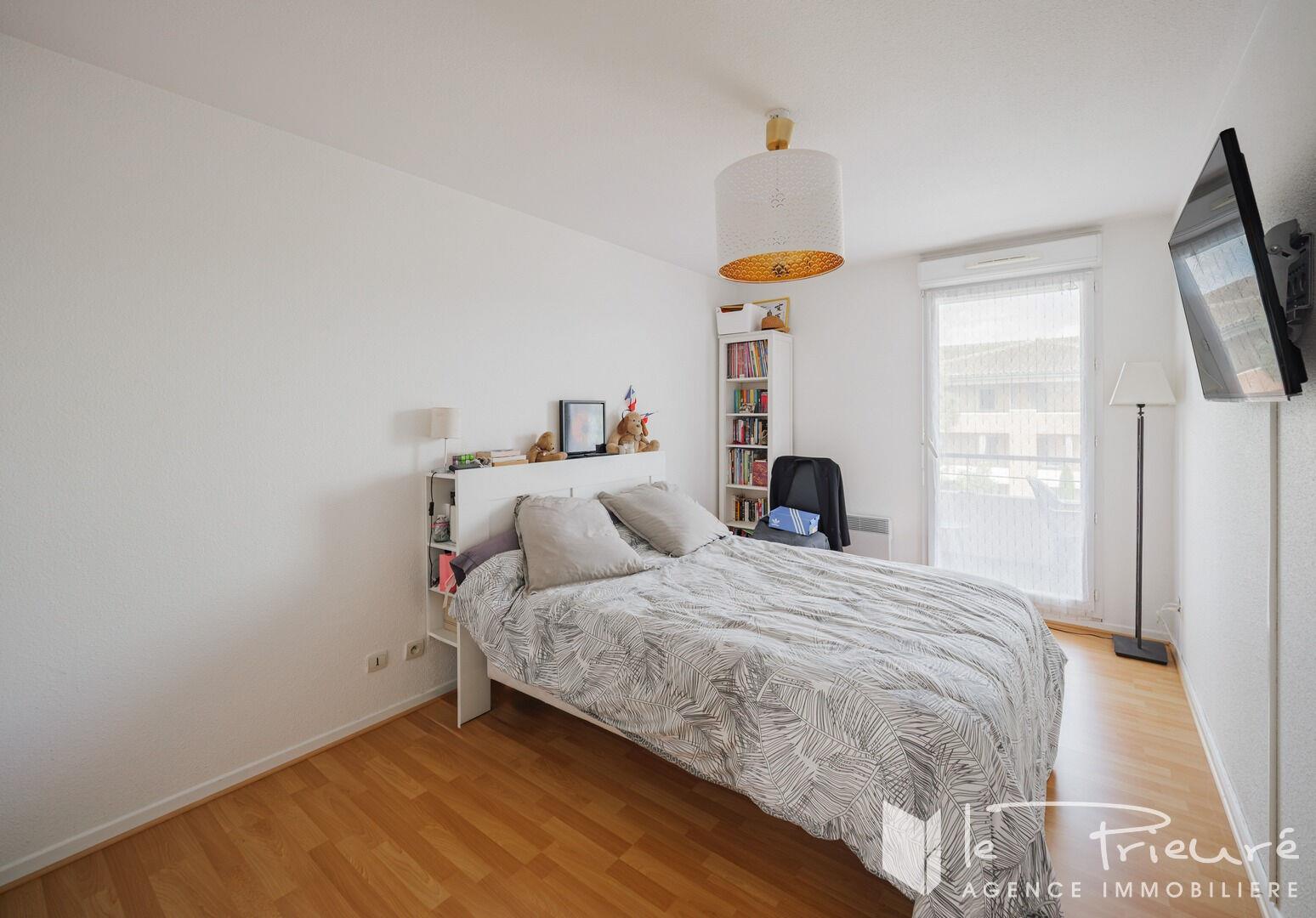 Bright T3 Madeleine district, with large terrace, 2 secure parking lots, quiet and good residence