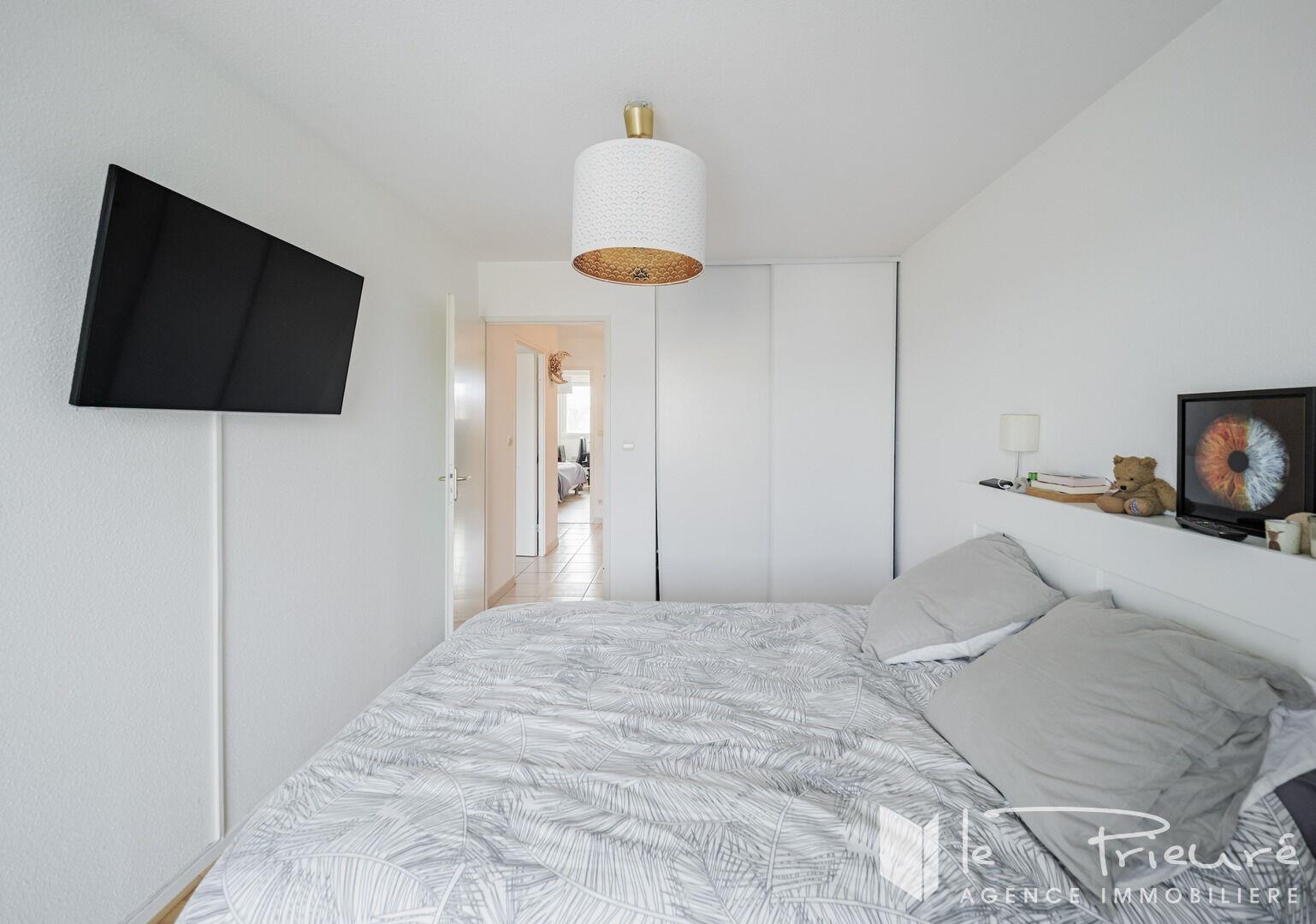 Bright T3 Madeleine district, with large terrace, 2 secure parking lots, quiet and good residence
