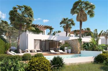 Frontline golf villa in Elche