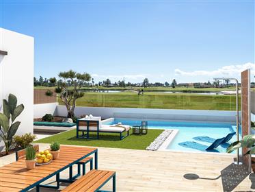 Villa con piscina primera línea de golf con vistas al mar!