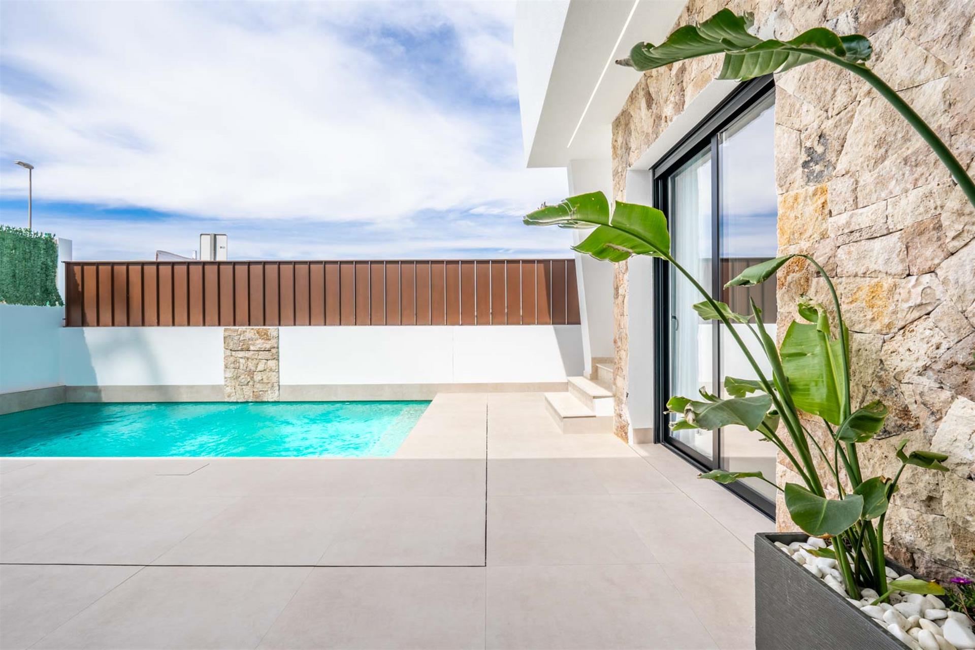Moderne villa met zwembad in roldan