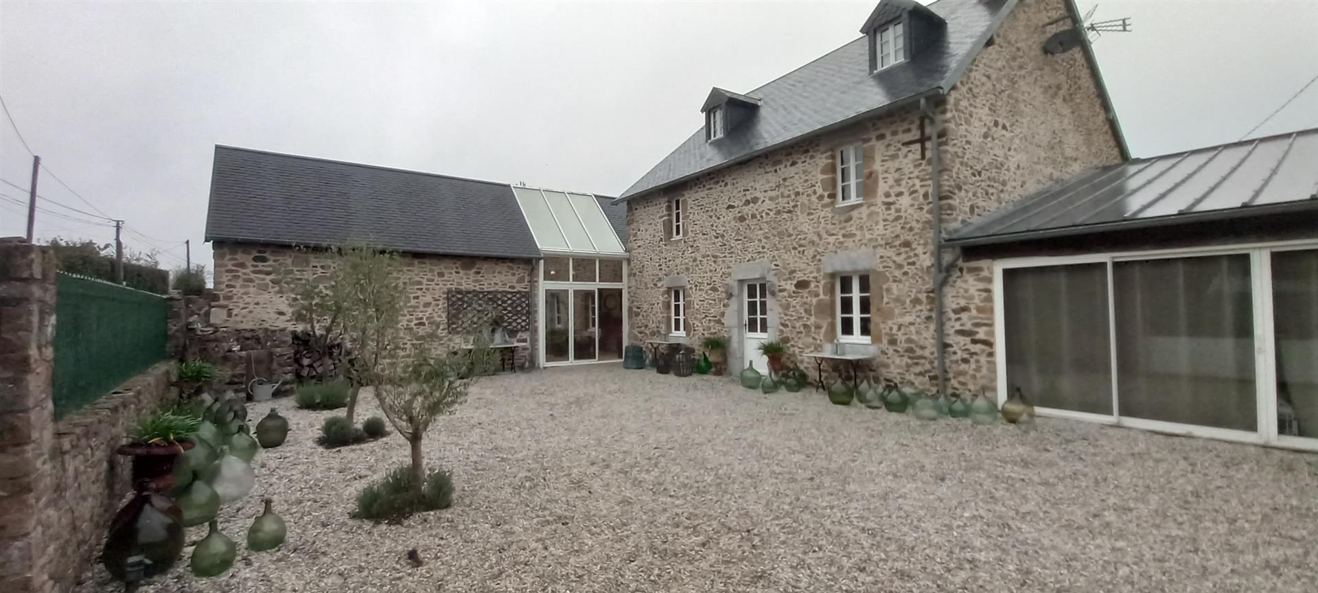 House 277m² close to the sea; Swimming pool, verandah