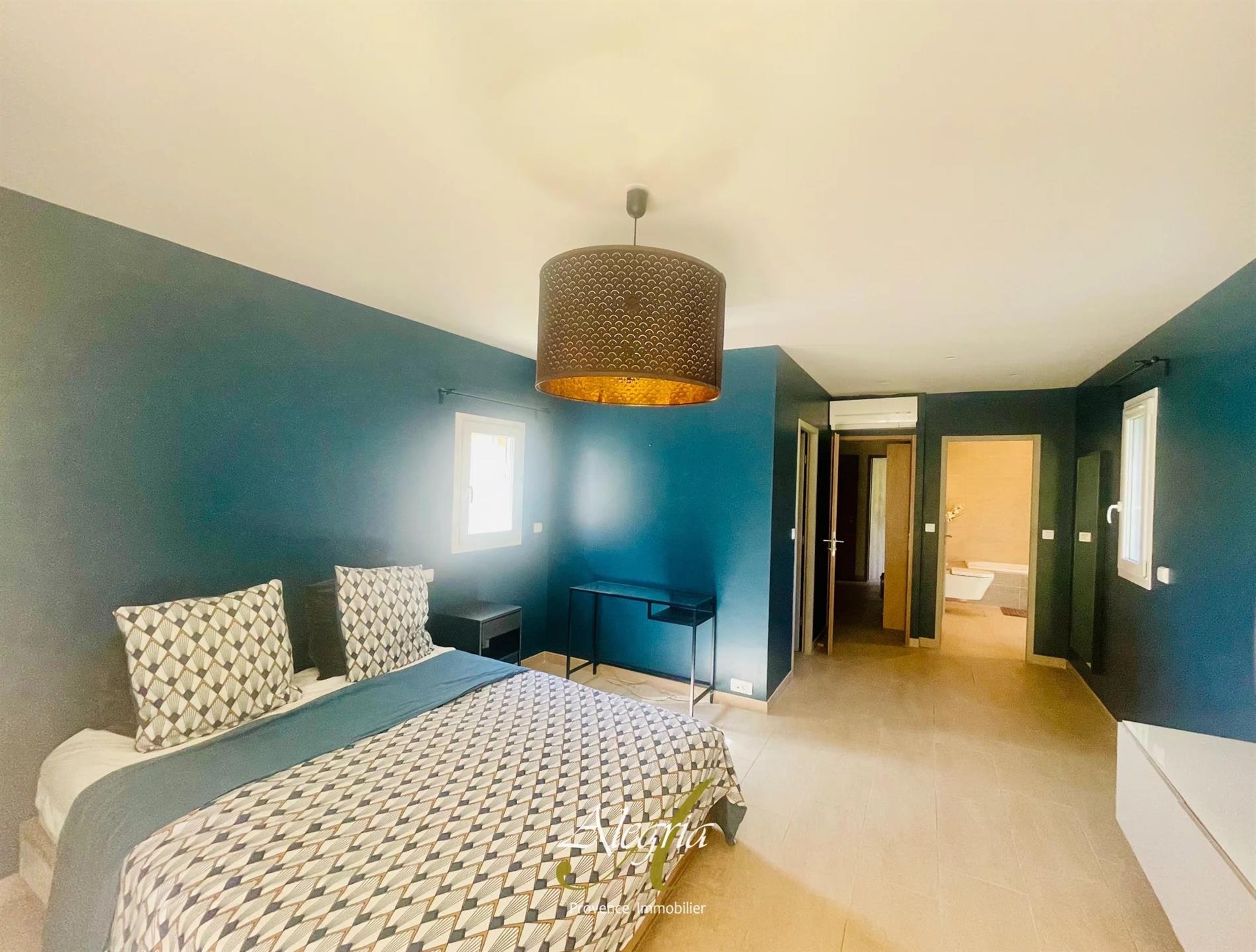 Arkitektvilla i en grön miljö i Cotignac