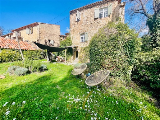 Cotignac, a revisited mas/ hamlet with splendid views, 3 apartments, 2 suites, 2 rooms to be restyle