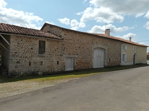 Stone house with outbuildings - 2 km from La Rochefoucauld
