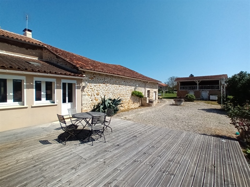 Stone house with outbuildings - 2 km from La Rochefoucauld