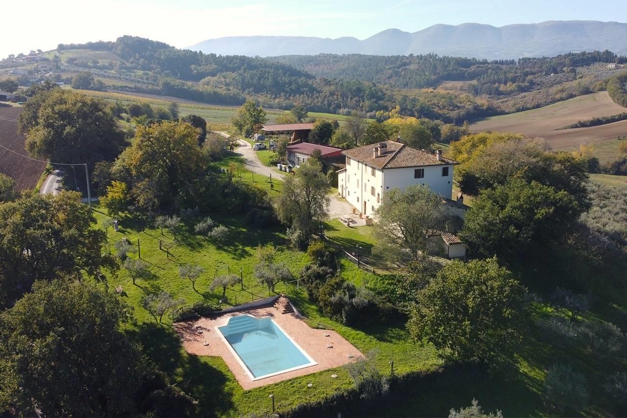 Rustico/Casale/Corte di 600 m2 a Spoleto