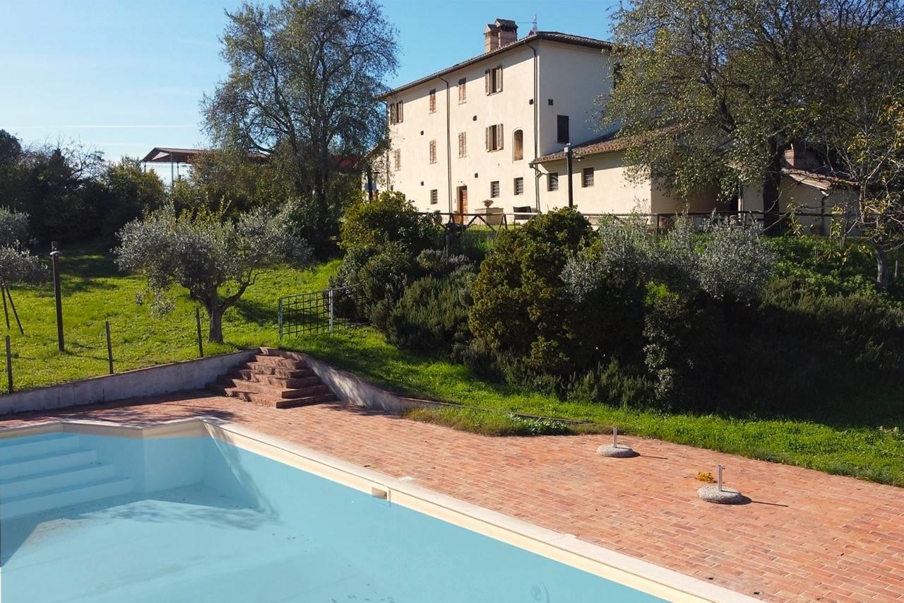 Rustico/Casale/Corte di 600 m2 a Spoleto