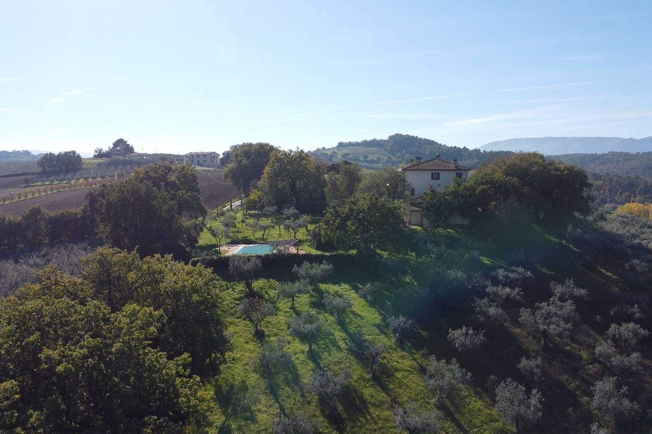 Rustico/Casale/Corte di 600 m2 a Spoleto