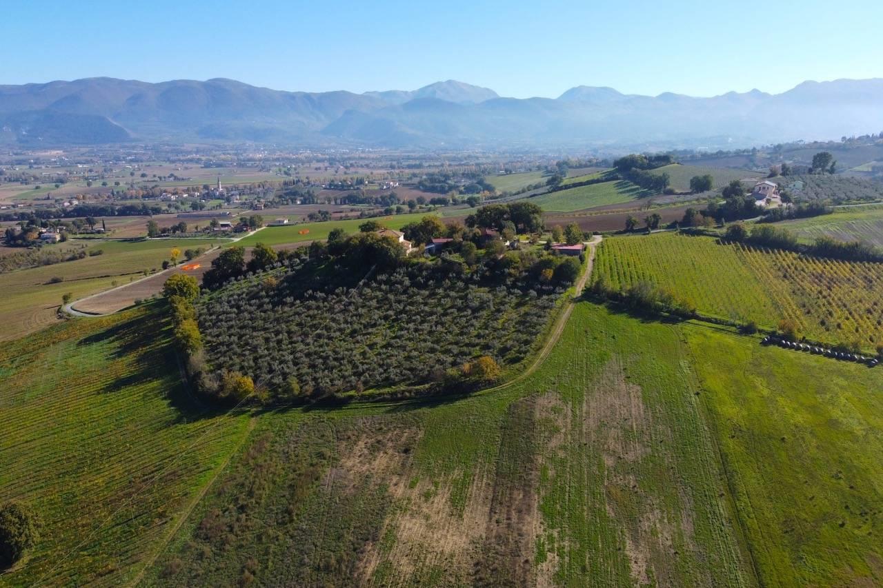 Rustico/Casale/Corte di 600 m2 a Spoleto