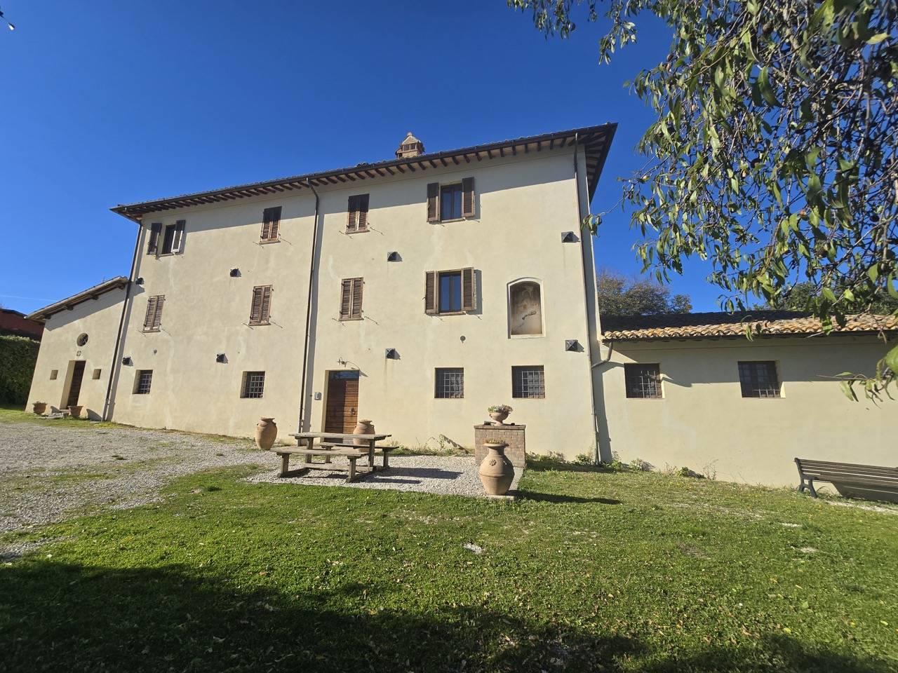 Rustico/Casale/Corte di 600 m2 a Spoleto