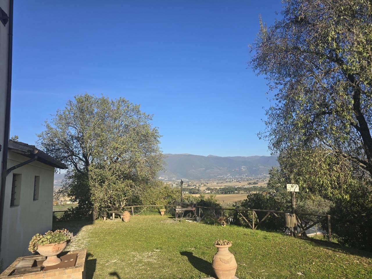 Rustico/Casale/Corte di 600 m2 a Spoleto