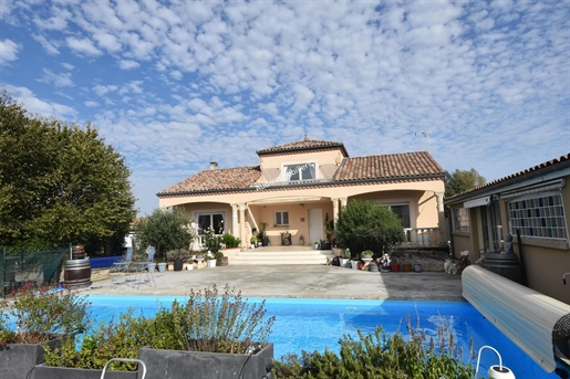 Villa met zwembad en tuin