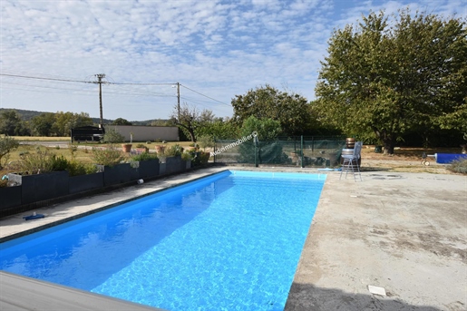 Villa con piscina y jardín.