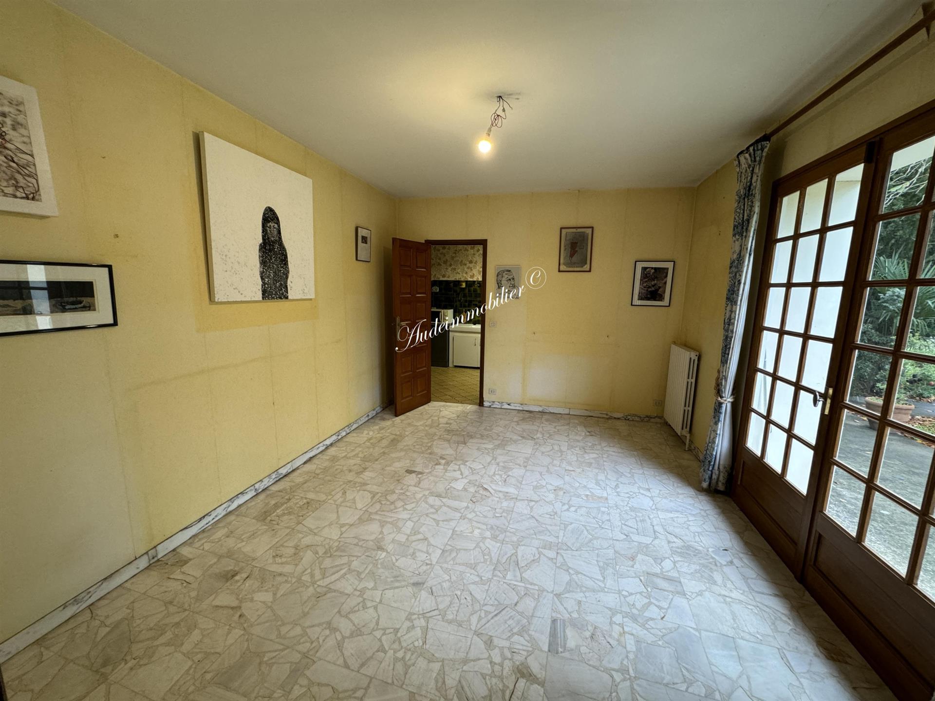 House with garden and garages