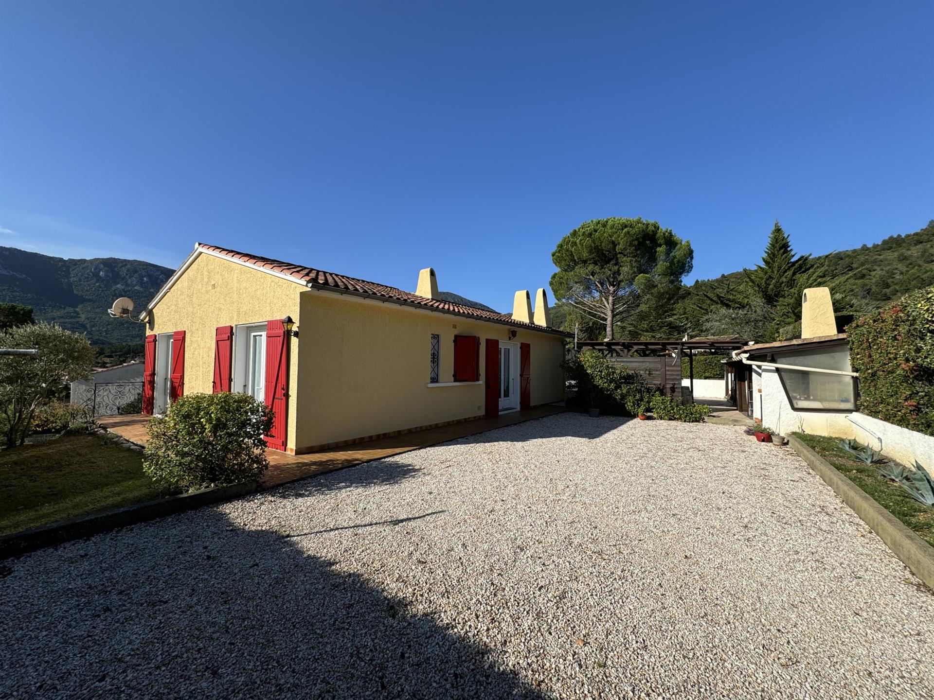 House with swimming pool and garage in Quillan