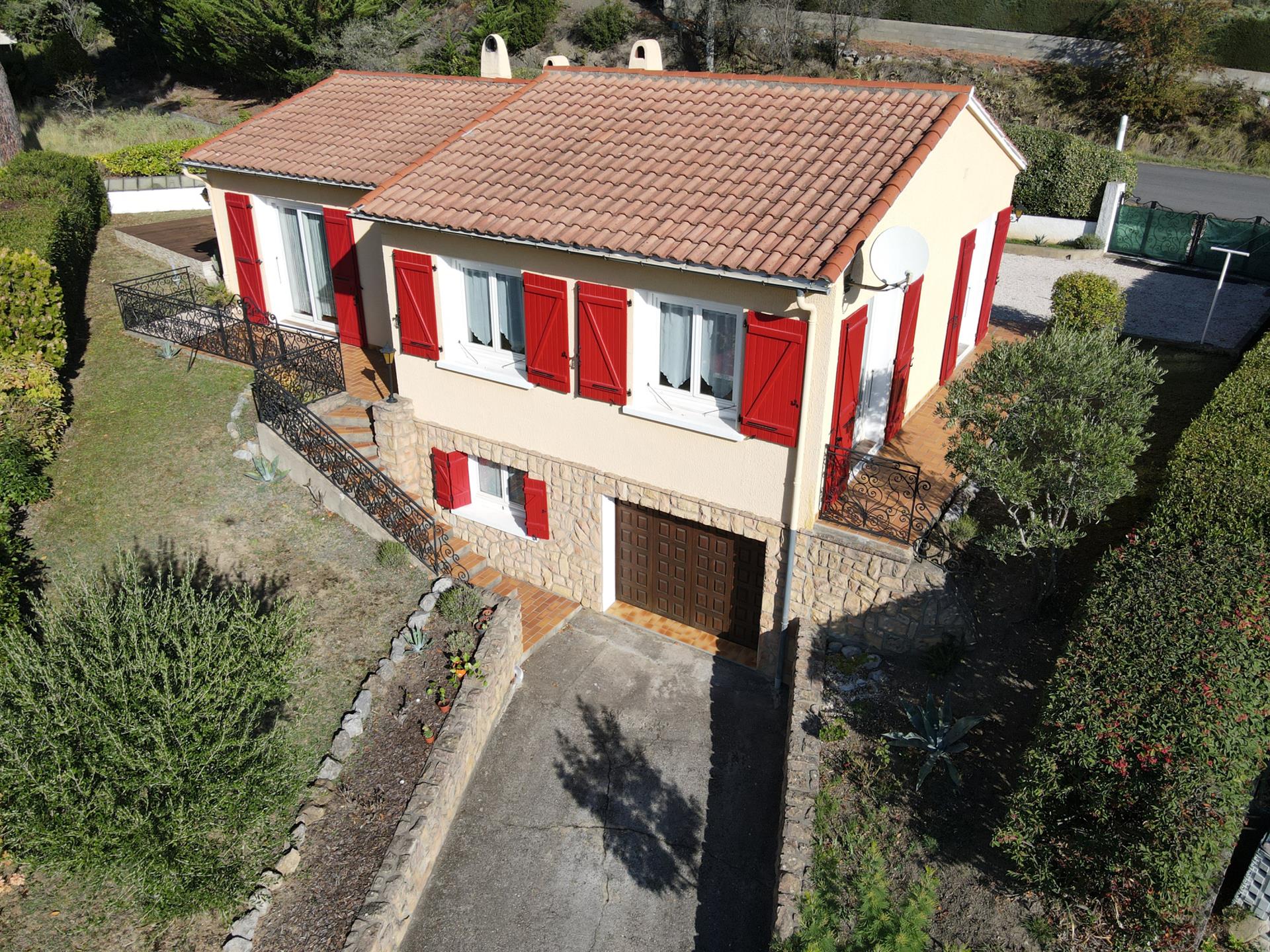 House with swimming pool and garage in Quillan
