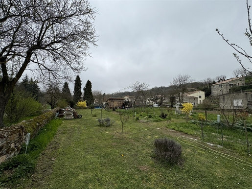Dorfhaus mit Ferienhaus und Garten