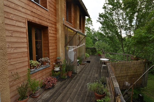 Huis in chaletstijl met prachtige tuin van 4000 m2